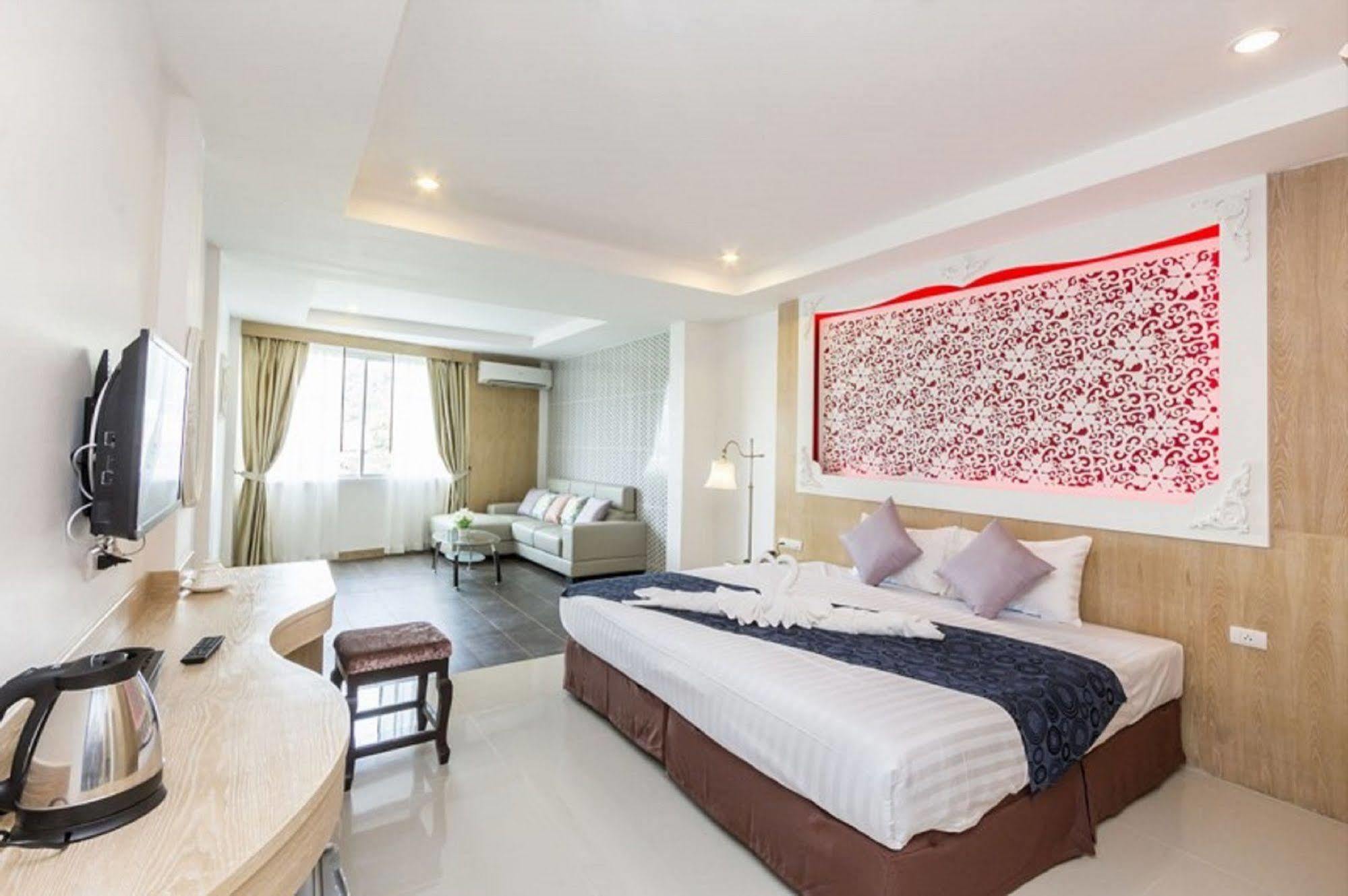 Triple Three Patong Hotel Buitenkant foto